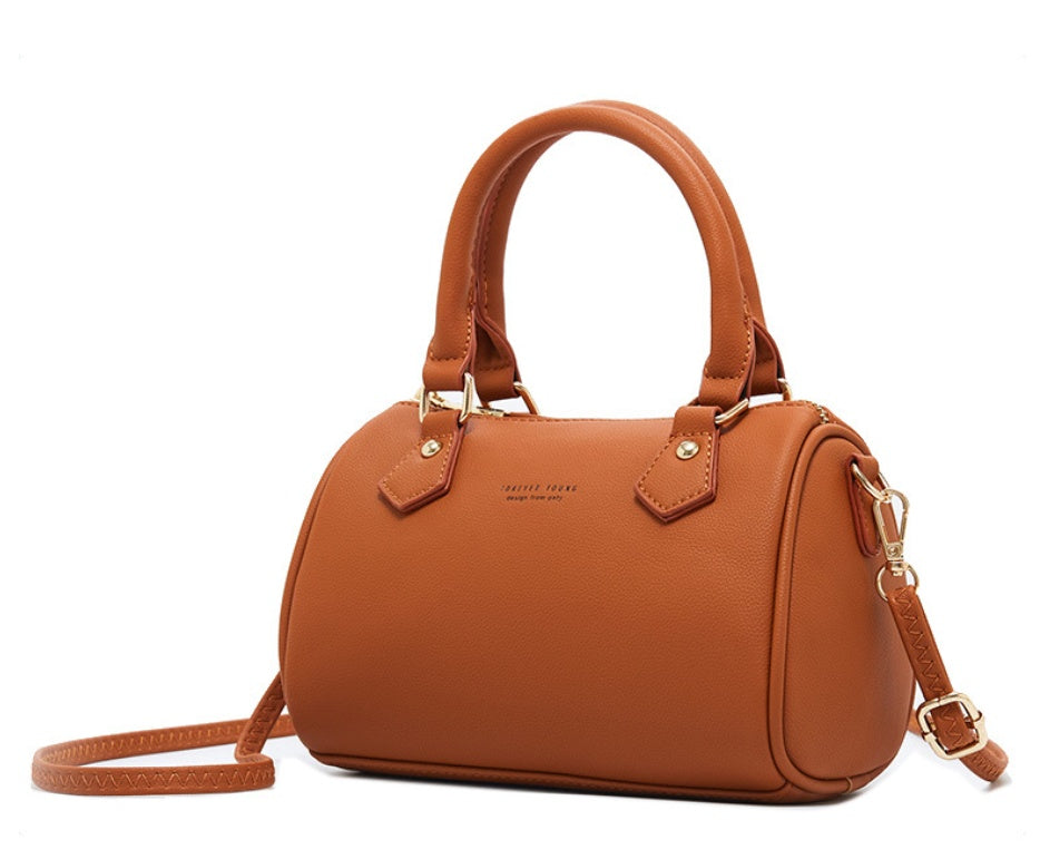 Elegante hellbraune Kissentasche für Damen – schicke diagonale Handtasche für den Alltagsstil.